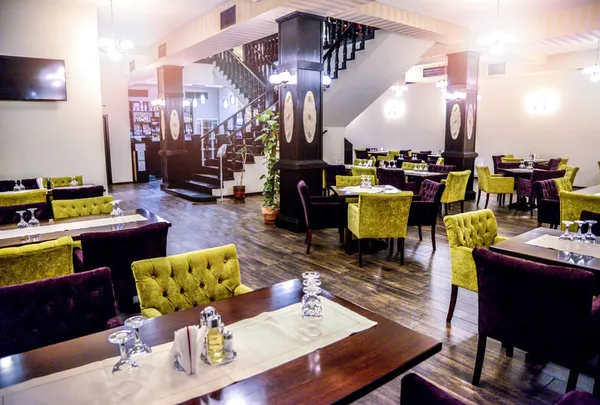 Interior Restaurant Queen 1